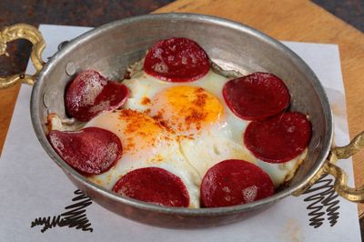 Sahanda Sucuklu Yumurta