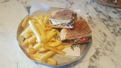 Bazlama Ekmeğine Beyaz Peynirli & Domatesli Tost