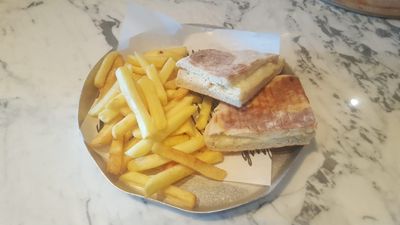 Bazlama Ekmeğine Kaşar Peynirli Tost