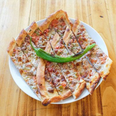 Kuşbaşılı Kaşarlı Pide