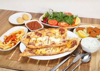 Sucuklu Kaşarlı Pide