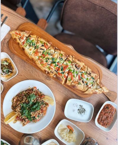 Kaşarlı Sebzeli Pide