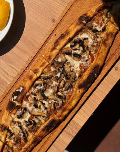 Kaşarlı Mantarlı Pide