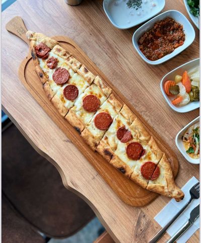 Sucuklu Kaşarlı Pide