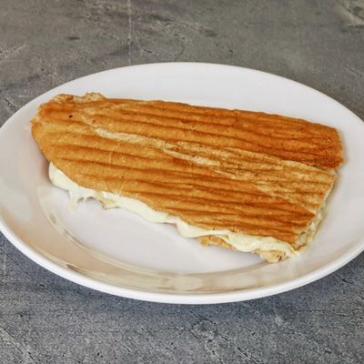 3/4 Ekmek Arası Kavurmalı Kaşarlı Tost