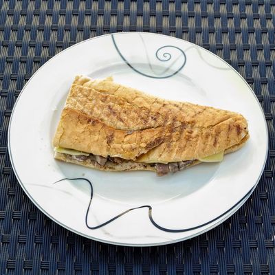 Yarım Ekmek Arası Kavurmalı Tost