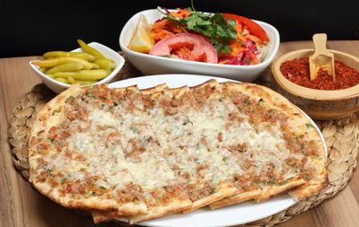 Kıymalı Kaşarlı Pide