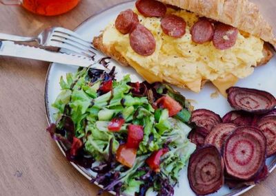 Çırpılmış Yumurtalı Sosisli Kruvasan