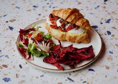 Avokadolu Mozzarellalı Kruvasan