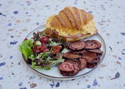 Çırpılmış Yumurtalı Hindi Fümeli Kruvasan