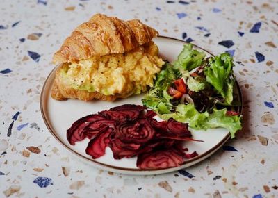 Çırpılmış Yumurtalı Avokadolu Kruvasan