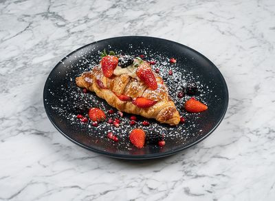 Orman Meyveli & Kremalı Tatlı Kruvasan