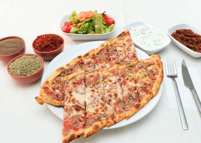 Kuşbaşılı Kaşarlı Pide