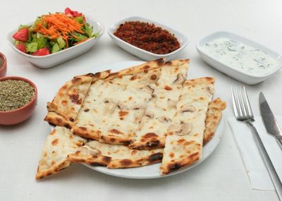 Kaşarlı Mantarlı Pide