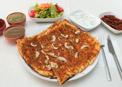 Kıymalı Mantarlı Pide