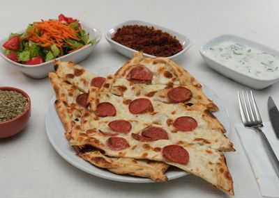 Kaşarlı Sucuklu Pide