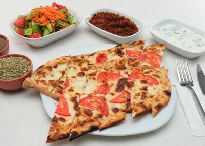 Kaşarlı Domatesli Pide