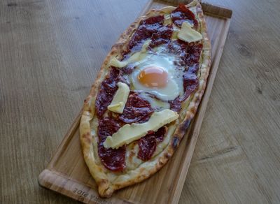 Yumurtalı Pastırmalı Pide