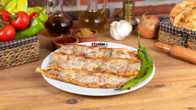 Kuşbaşılı Kaşarlı Pide