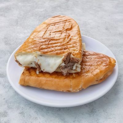 Yarım Ekmek Arası Kavurmalı Kaşarlı Tost