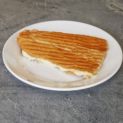 Yarım Ekmek Arası Beyaz Peynirli Zeytin Ezmeli Tost