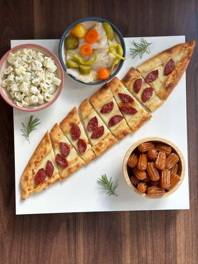 Kaşarlı Sucuklu Pide Menü