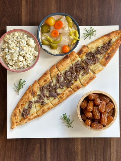 Kavurmalı Kaşarlı Pide (1,5 Porsiyon) Menü