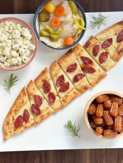 Kaşarlı Sucuklu Pide