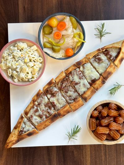 Kıymalı Kaşarlı Pide