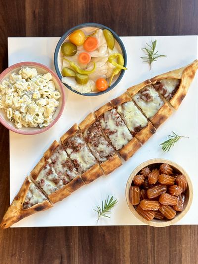 Kuşbaşılı Kaşarlı Pide