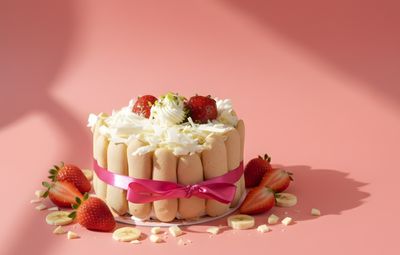 Muzlu & Çilekli Pasta (4-6 Kişilik)