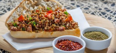 Yarım Ekmek Arası Sebzeli Tava Kokoreç