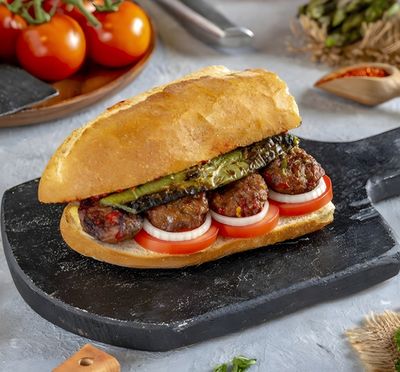 Yarım Ekmek Arası Izgara Köfte