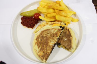 Üç Peynirli Tost
