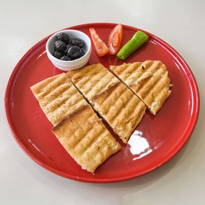 Yarım Ekmek Arası Kaşarlı Salamlı Tost