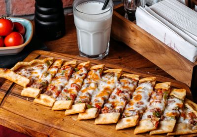 Kuşbaşılı Kaşarlı Pide