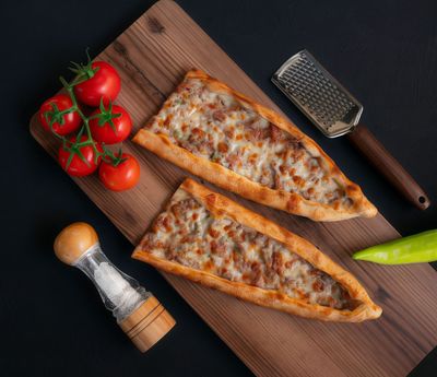 Kuşbaşılı Kaşarlı Pide