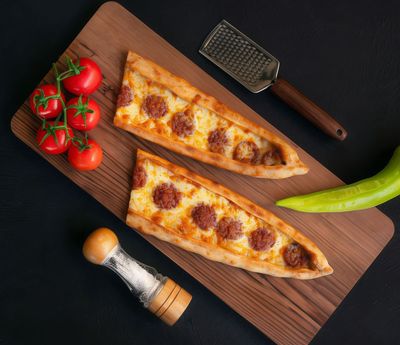 Sucuklu Kaşarlı Pide