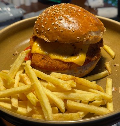 Crispy Chicken Burger & Patates Kızartması