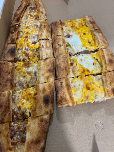 Kuşbaşılı Yumurtalı Kaşarlı Pide