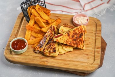 Bazlama Ekmek Arası Kaşarlı Sucuklu Tost
