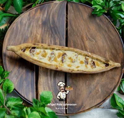 Kaşarlı Sucuklu Pide