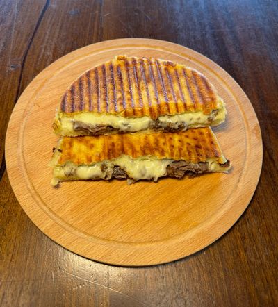 Bazlama Ekmeğine Kavurma Kaşarlı Tost