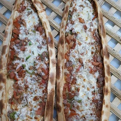 Kuşbaşılı Kaşarlı Pide