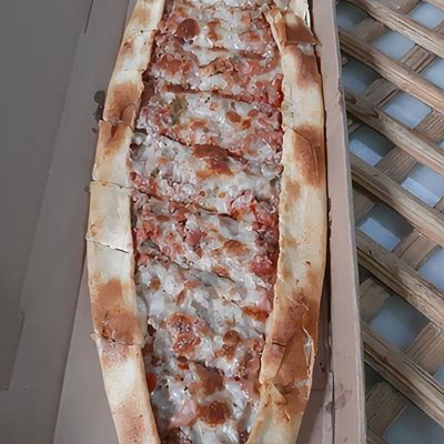Kıymalı Kaşarlı Pide