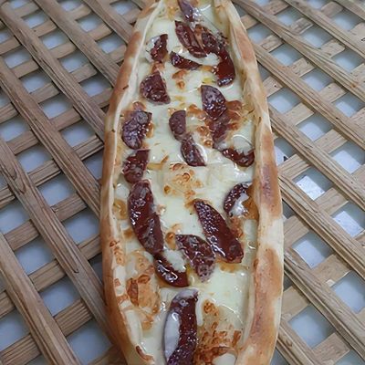 Sucuklu Kaşarlı Pide