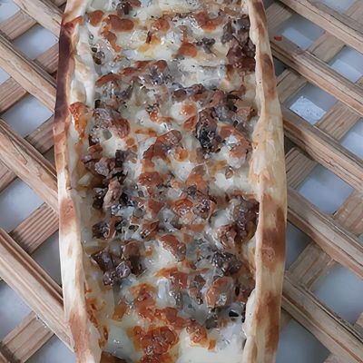 Kavurmalı Kaşarlı Pide