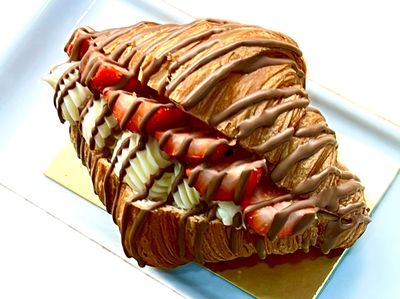 Vanilyalı Çilekli Kruvasan