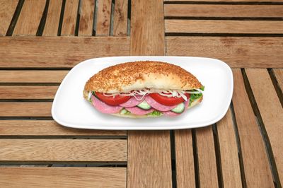 Çeçilli Salamlı Sandviç