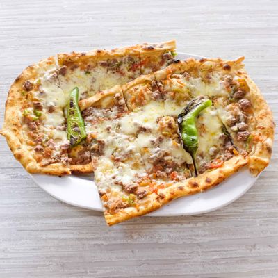 Kuşbaşılı Kaşarlı Pide